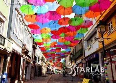 strada con ombrelli